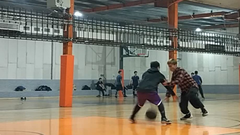 见过文艺青年打球吗?娴熟运球告诉你闷骚也是一种骚啊!